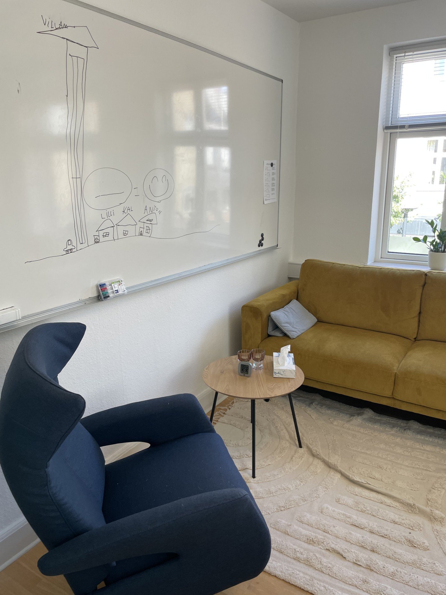Sofa og lænestole i klinikkens samtalerum
